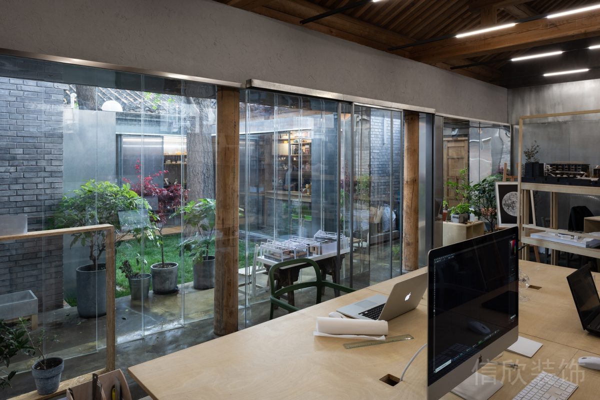 會議室裝修玻璃隔斷效果木質(zhì)新中式辦公室效果
