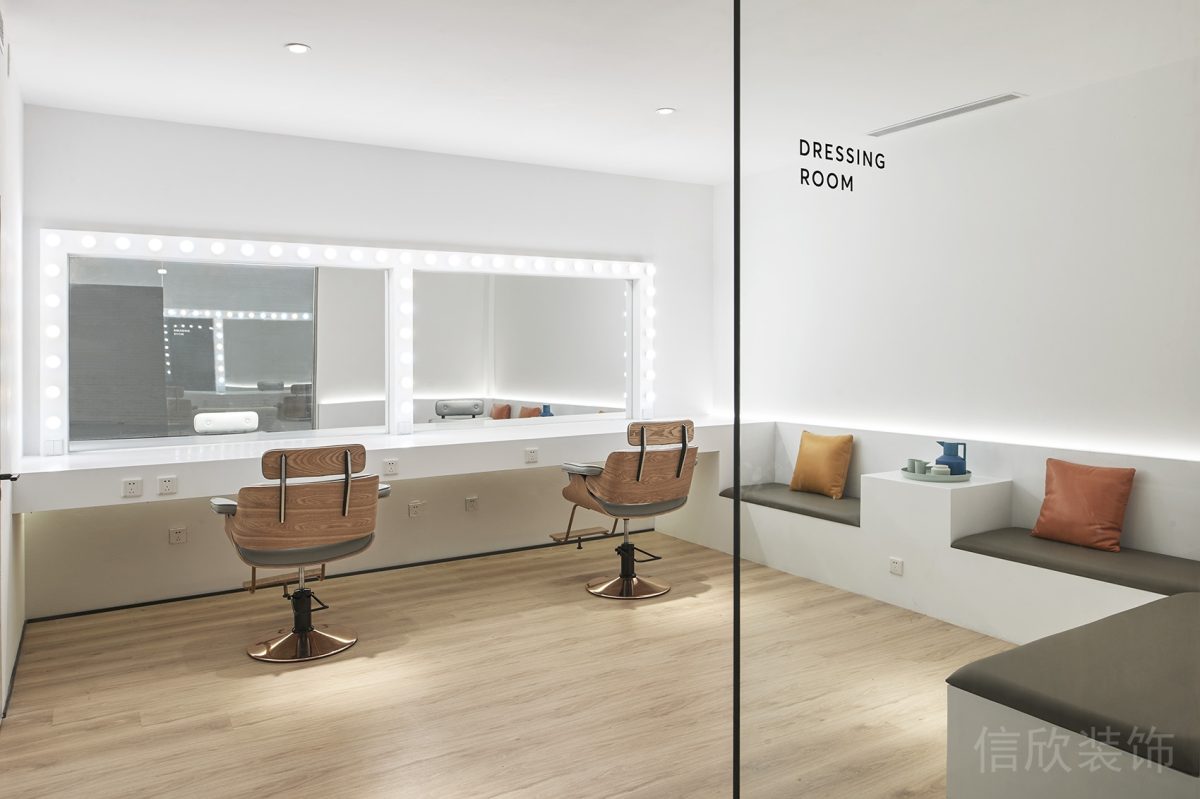 會(huì)議室裝修化妝間復(fù)古現(xiàn)代休息區(qū)半墻沙發(fā)木飾面工作室設(shè)計(jì)