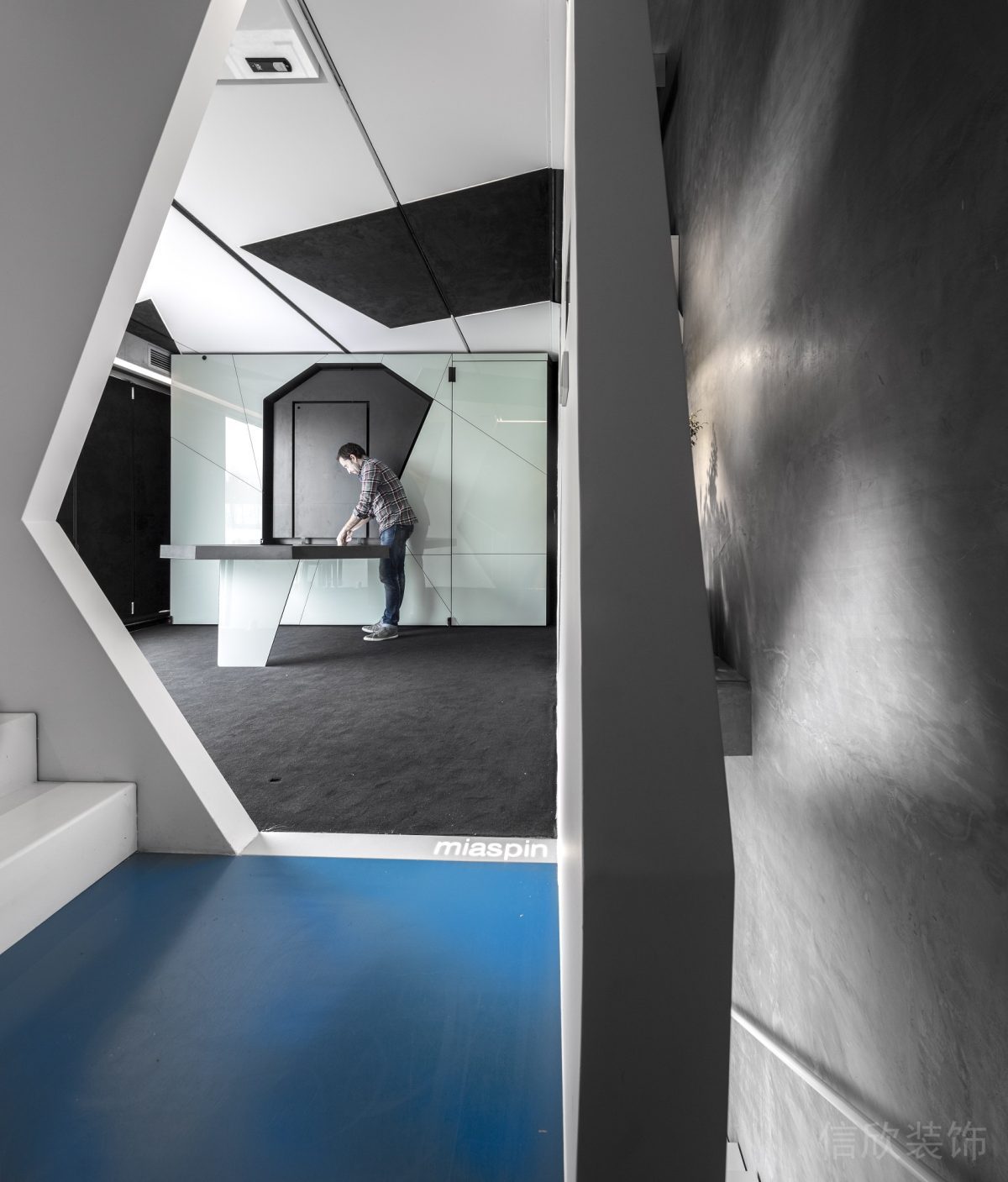 可放置式桌板設(shè)計黑白撞色天花板辦公室裝修效果圖