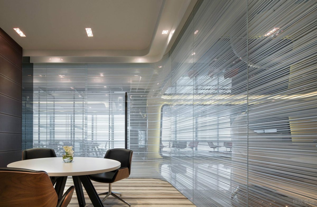 客戶洽談室裝修設(shè)計(jì)效果圖弧線玻璃隔音待客區(qū)皮革沙發(fā)裝修