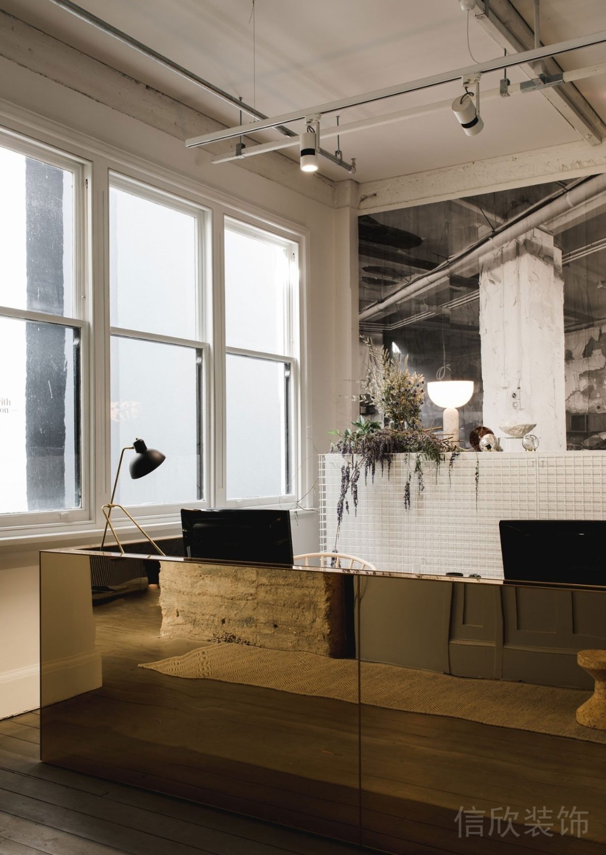 鎏金前臺區(qū)裝修設計工作臺大廳裝修工業(yè)風射燈效果