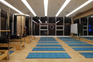 藍色瑜伽墊搭配原木地板排列式普拉提器材瑜伽機構(gòu)設(shè)計圖