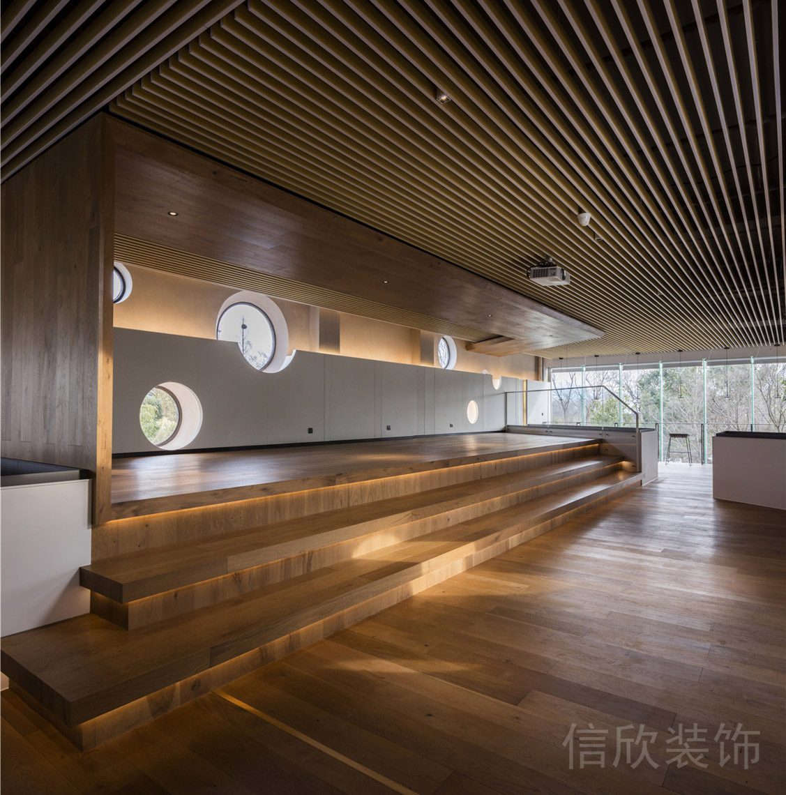 L型原木天花板裝修內(nèi)嵌式暖色調(diào)燈條辦公室員工休息區(qū)設(shè)計(jì)效果圖