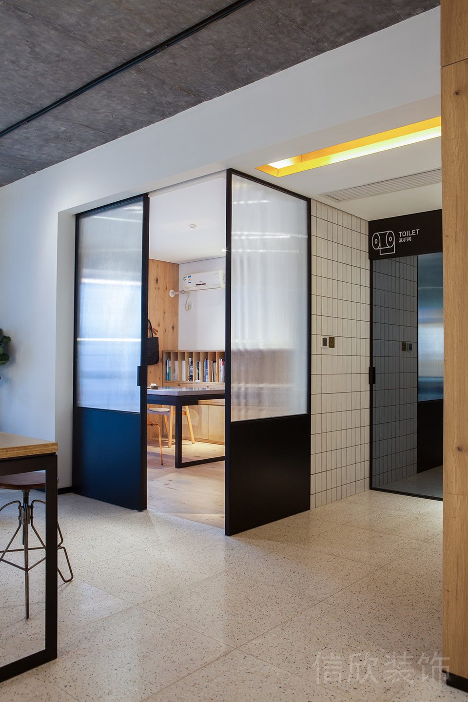 磨砂玻璃墻體隔斷效果黑色金屬辦公室設(shè)計(jì)過道水磨石瓷磚設(shè)計(jì)