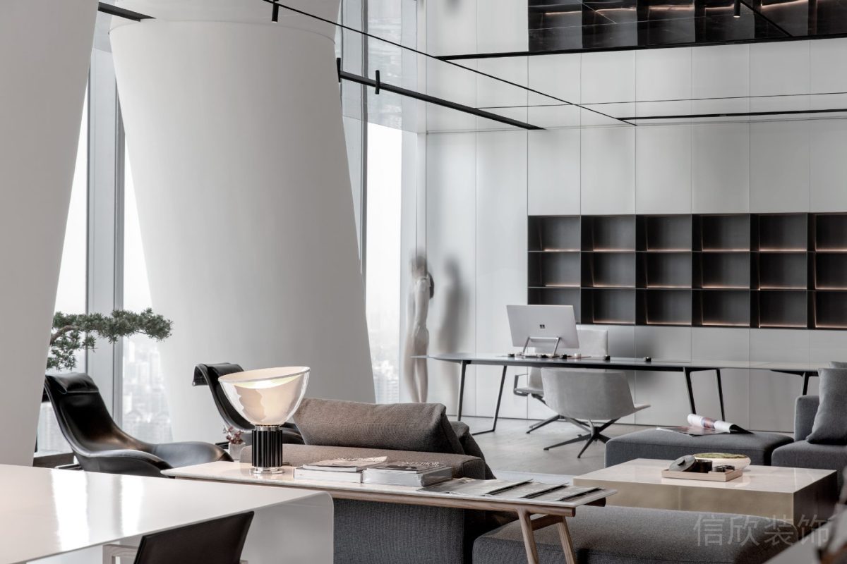 內(nèi)嵌式帶燈條褐色原木置物柜極簡(jiǎn)風(fēng)桌椅辦公室裝修圖