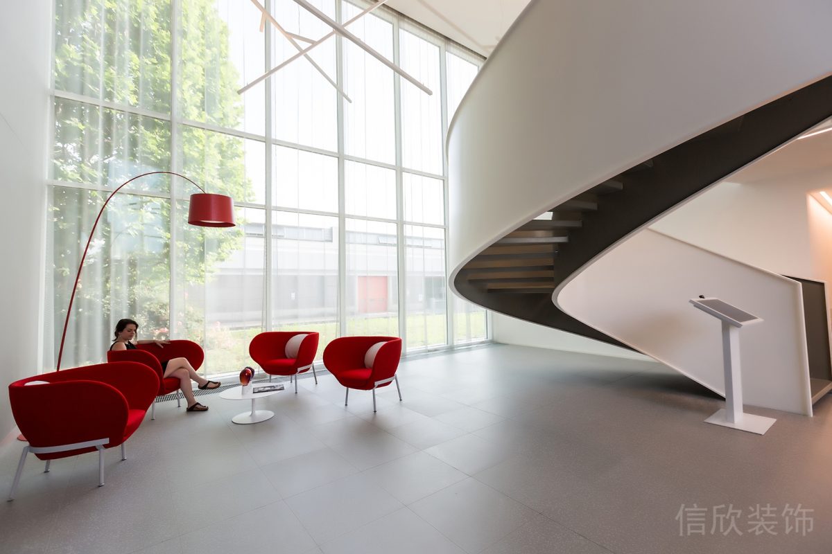 全落地高透玻璃裝修紅色調(diào)反絨皮桌椅設(shè)計(jì)辦公室前臺(tái)大廳設(shè)計(jì)
