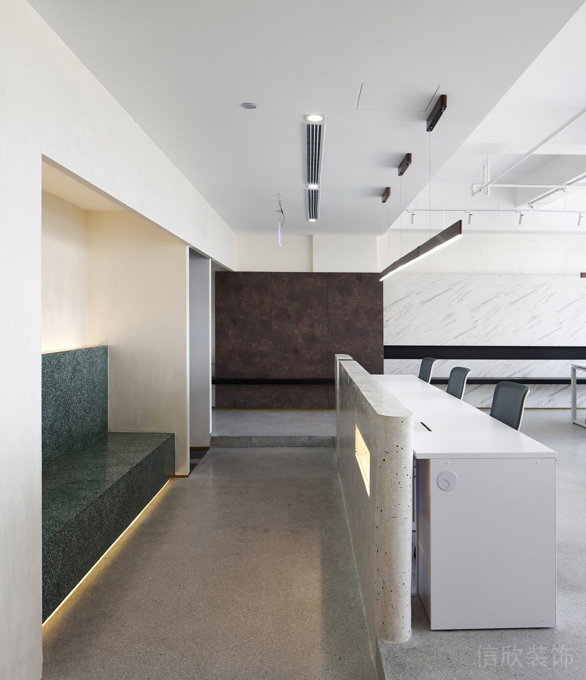 青色大理石沙發(fā)裝修褐色大理石墻壁設(shè)計辦公室吧臺裝修效果圖