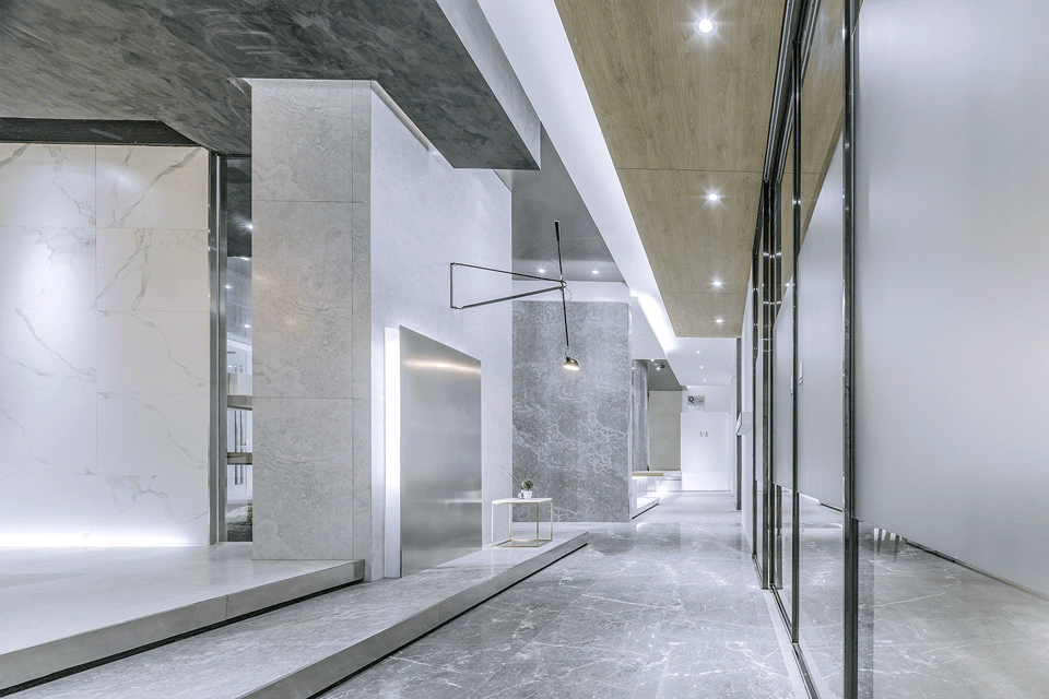 墻體設(shè)計(jì)燈飾設(shè)計(jì)木質(zhì)天花設(shè)計(jì)過(guò)道圖辦公室