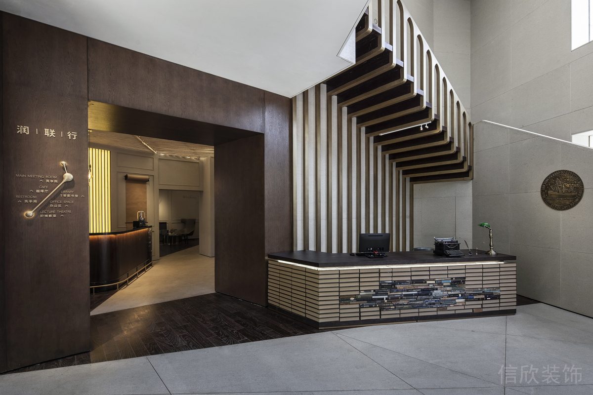 深色木質(zhì)過道前臺區(qū)辦公室裝修原木風半墻復古效果圖