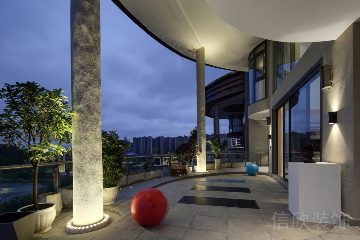 現(xiàn)代極簡風(fēng)灰色墻柱燈飾設(shè)計(jì)戶外瑜伽運(yùn)動(dòng)區(qū)域健身房裝修