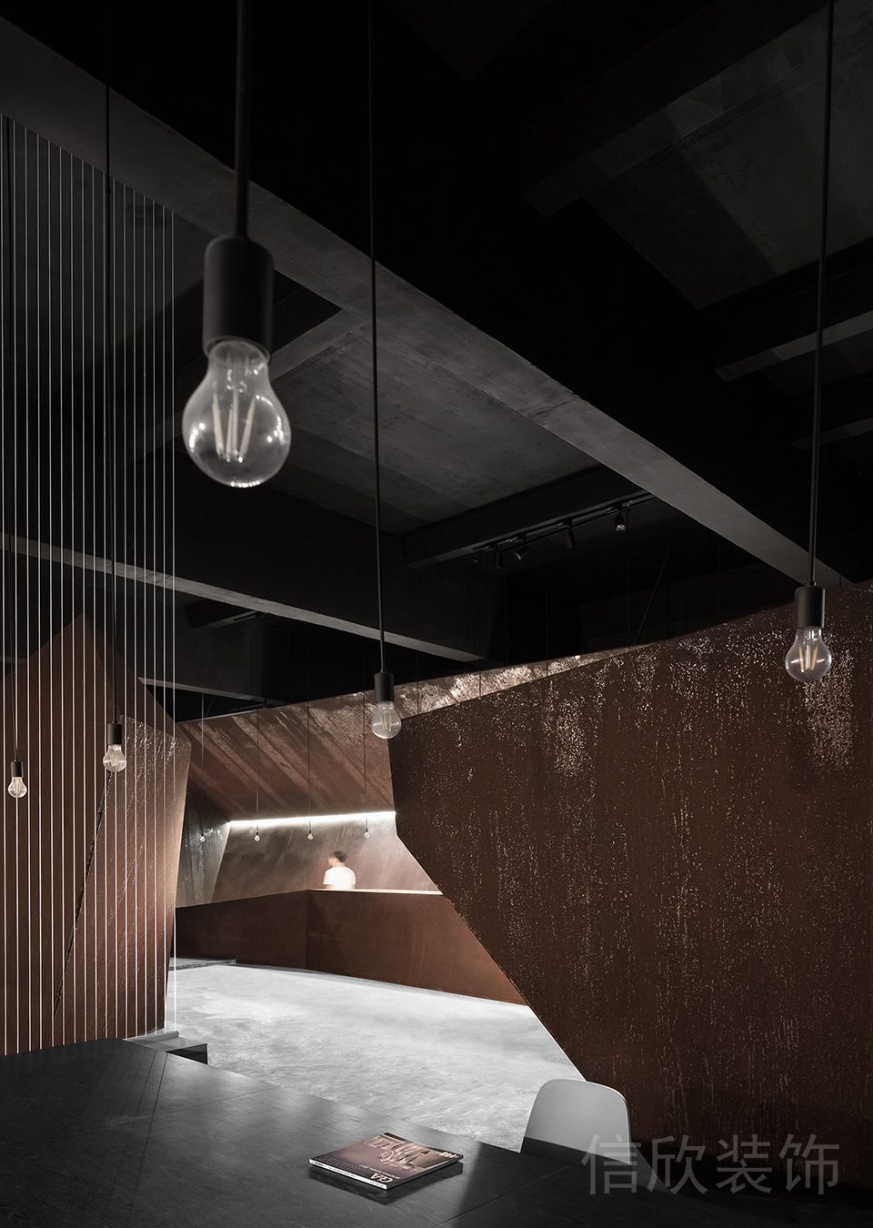 懸吊式長(zhǎng)條形復(fù)古風(fēng)暖色調(diào)燈泡設(shè)計(jì)黑色大理石桌面辦公室效果圖