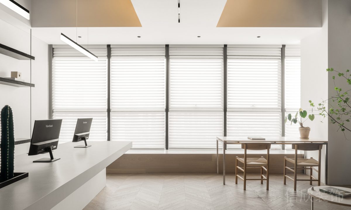 懸吊式條形冷色調(diào)射燈裝修原木極簡風桌椅設計辦公室半開放式前臺