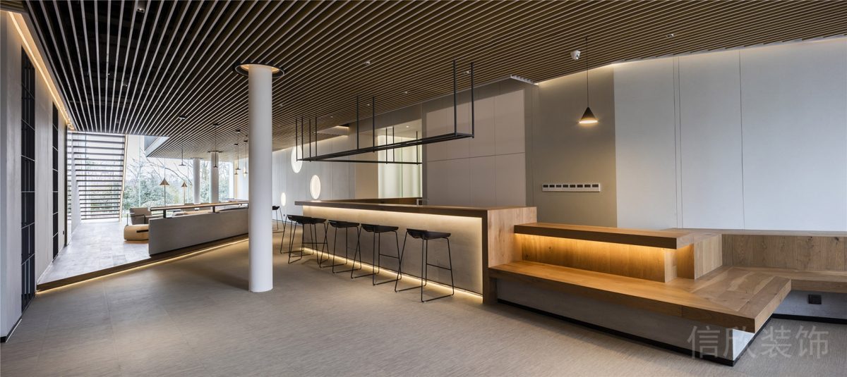 原木階梯式座椅設(shè)計(jì)極簡風(fēng)黑色高腳椅裝修辦公室員工休息區(qū)裝修效果