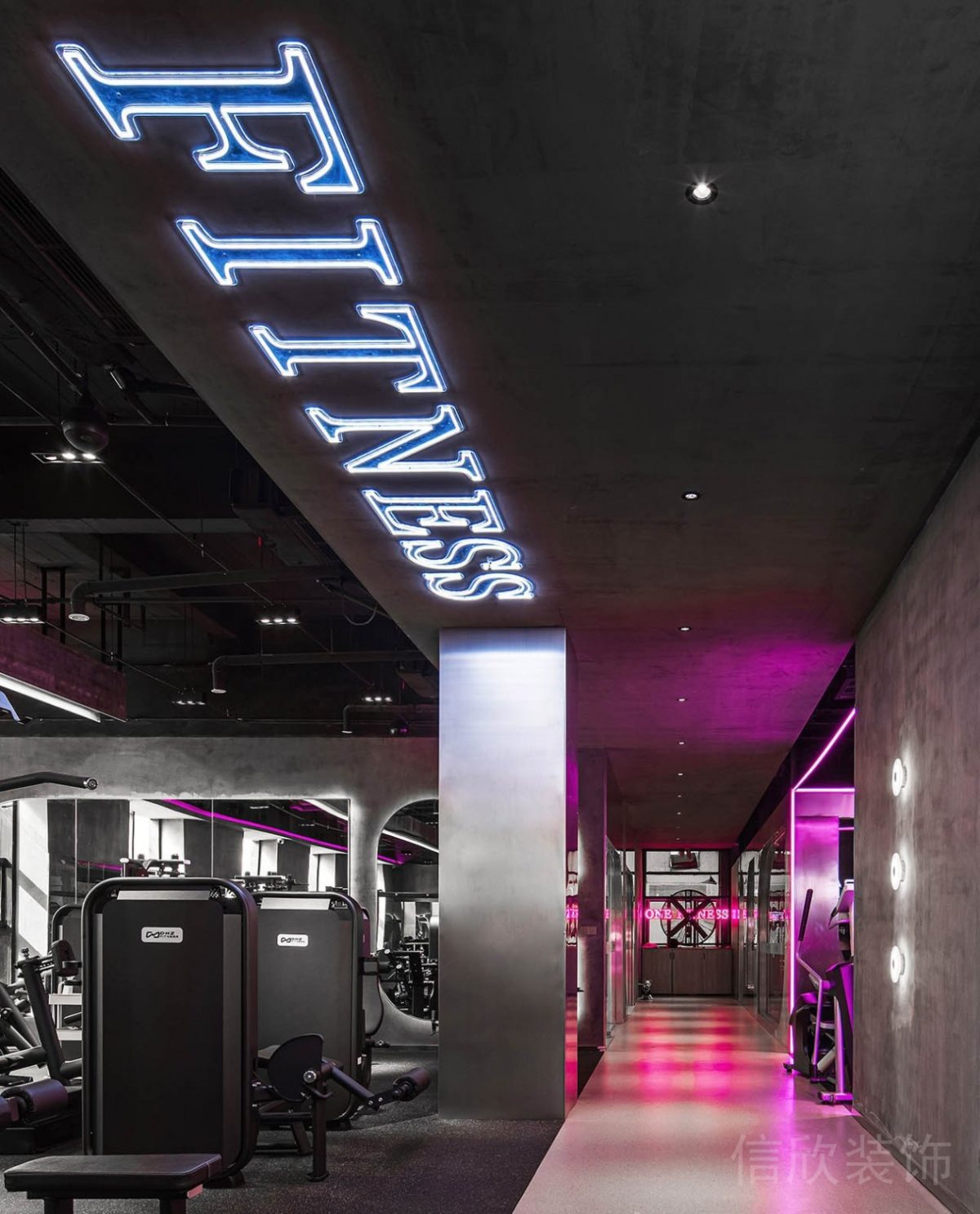 字母墻體天花設(shè)計效果銀色金屬墻體裝修大器械設(shè)計工業(yè)風(fēng)裝修圖