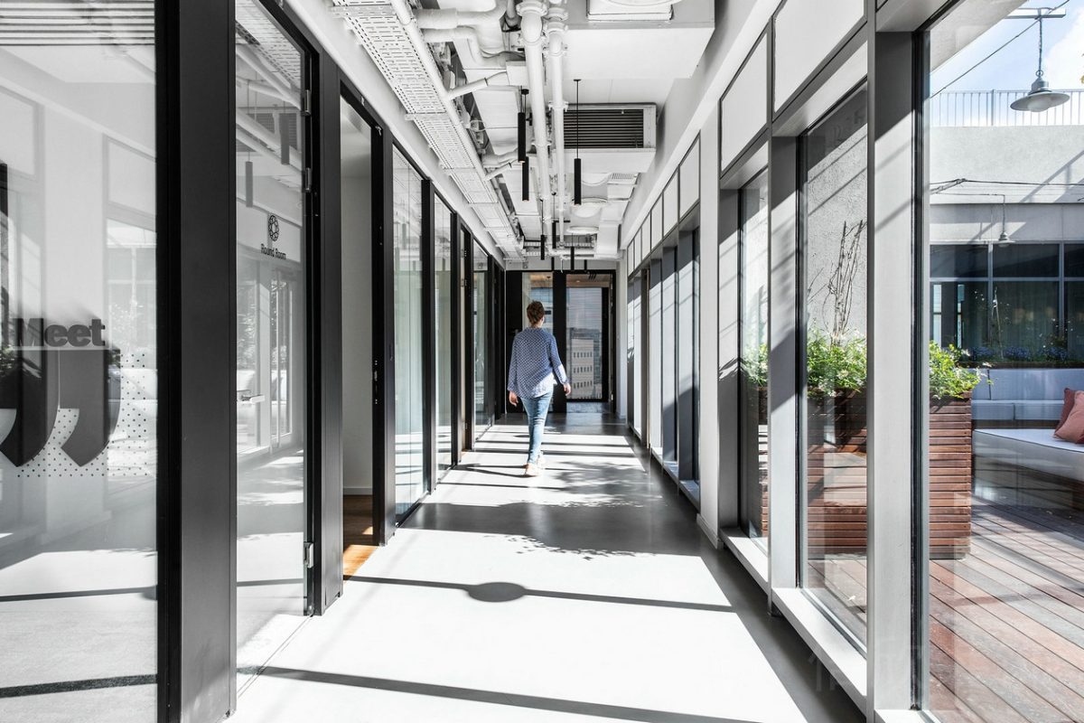 辦公室過道商務(wù)黑色設(shè)計工業(yè)風(fēng)效果玻璃隔斷實木設(shè)計圖