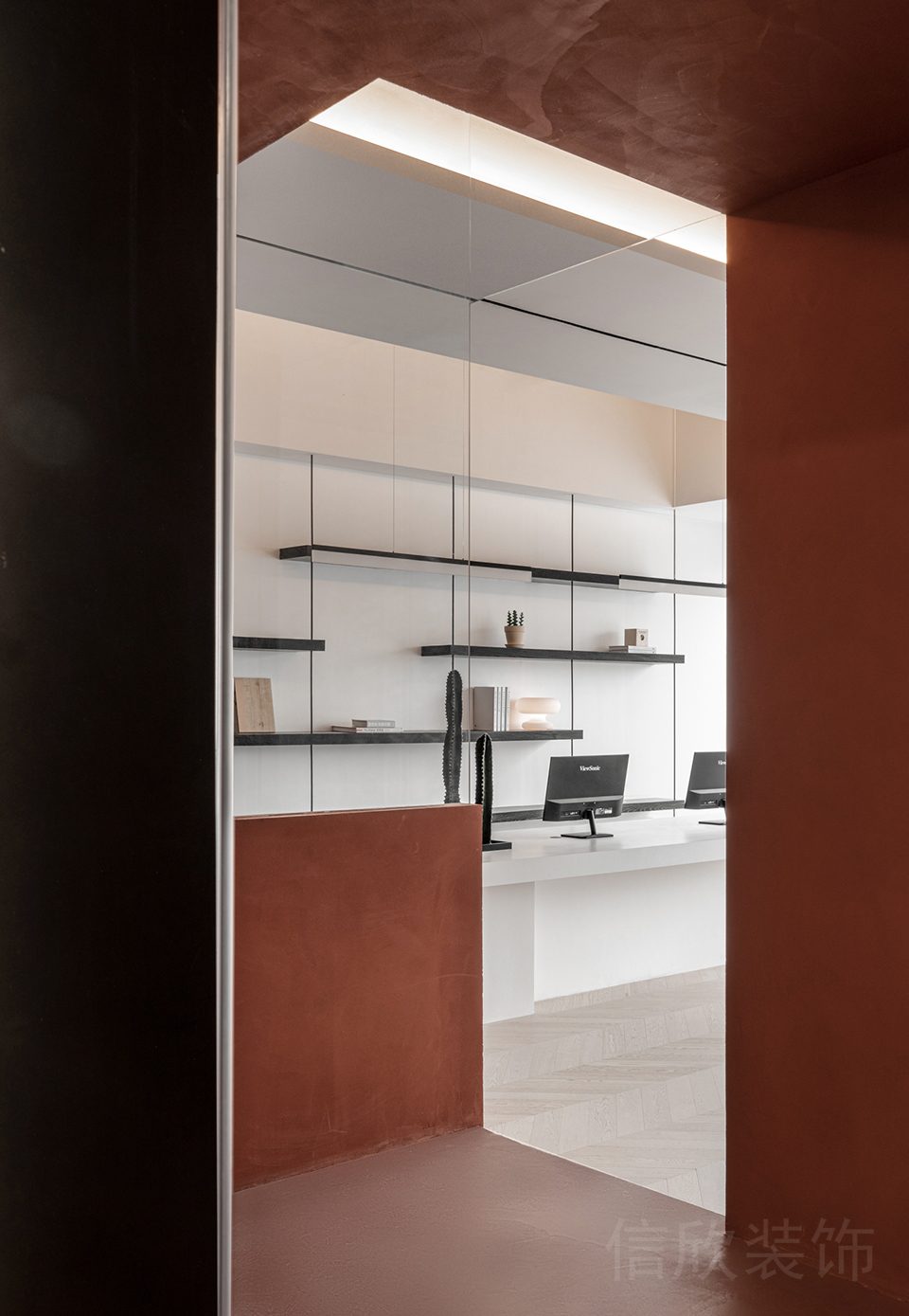 辦公室裝修朱紅色設計墻體環(huán)形鏤空幾何線條設計地臺實木地板設計