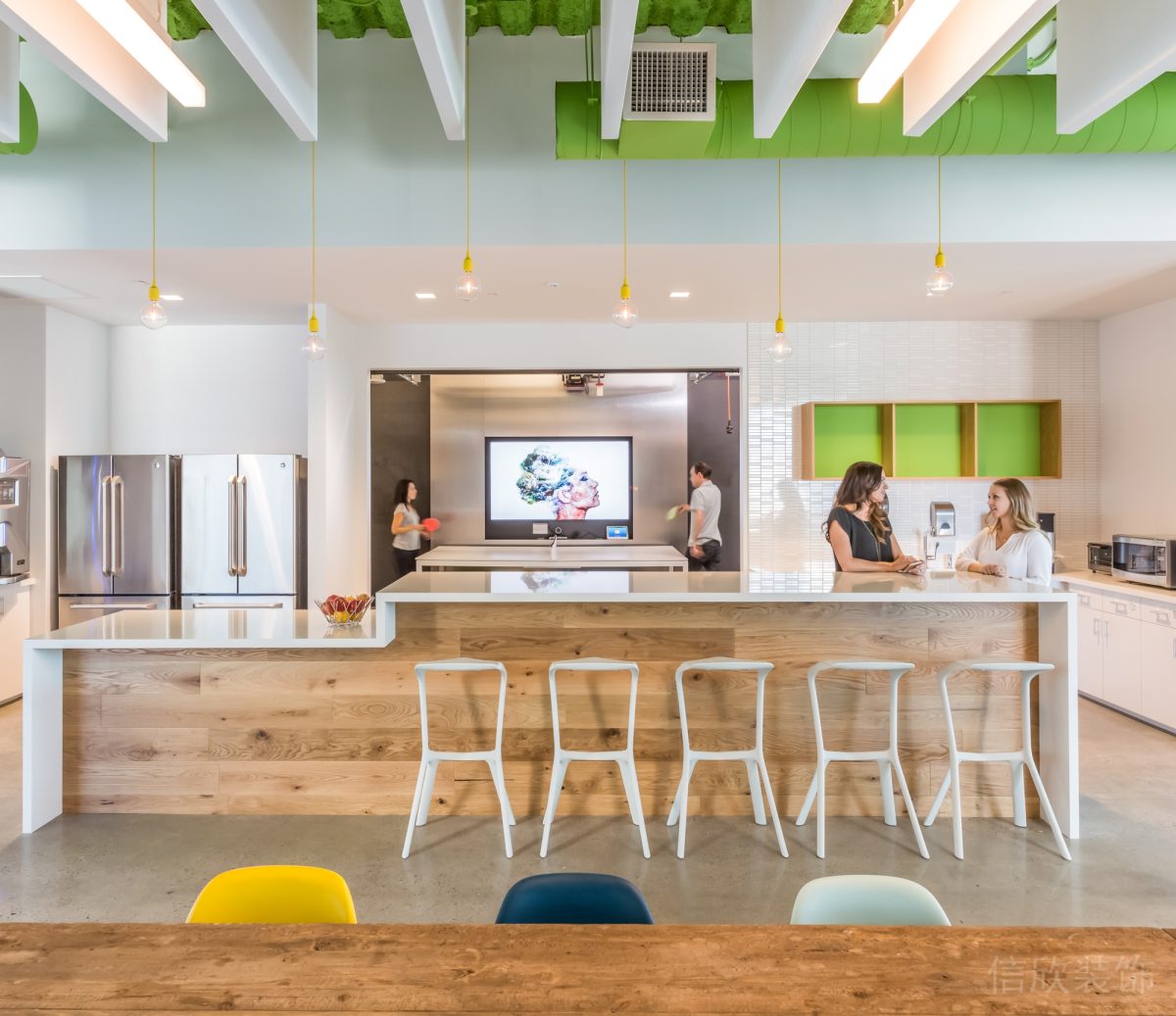 白色極簡風(fēng)高腳椅裝修綠色天花板設(shè)計(jì)辦公室員工休息區(qū)裝修設(shè)計(jì)圖