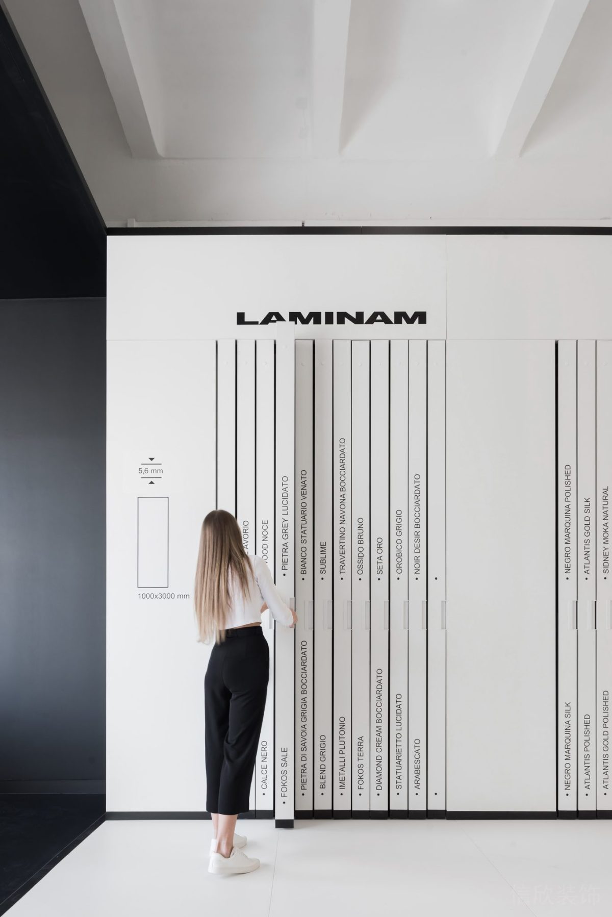 白色金屬字母墻體效果抽拉式效果裝修儲物柜墻體設(shè)計辦公室