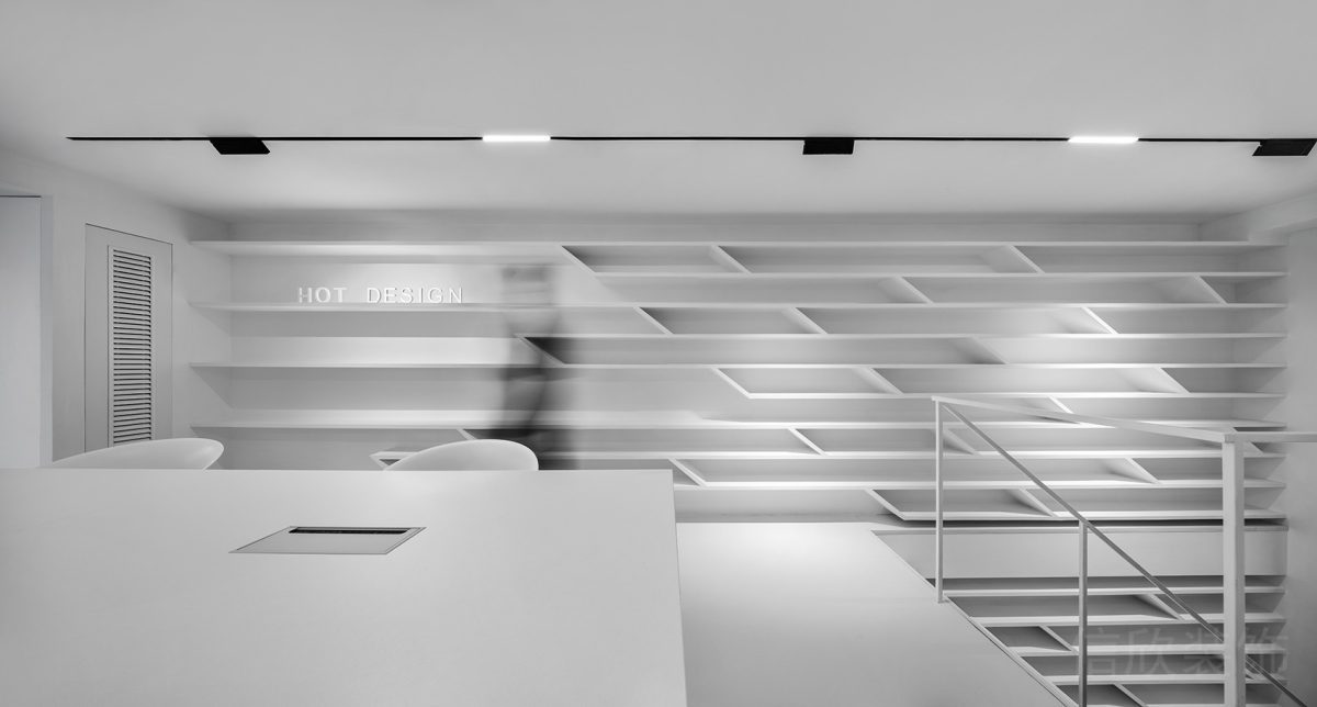 白色墻體設(shè)計(jì)金屬效果會(huì)議室二樓空間裝修圖