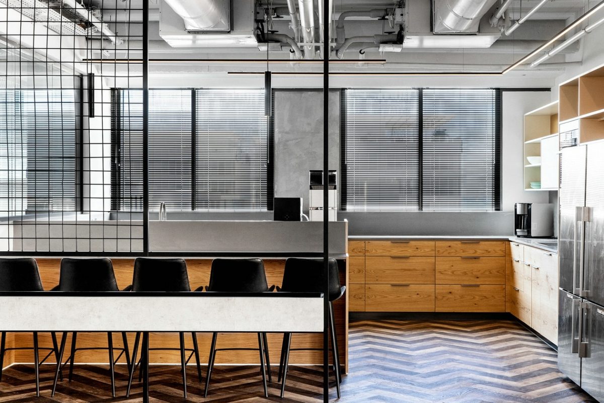 茶水間木質(zhì)冰箱定制金屬效果百葉窗效果工業(yè)風(fēng)設(shè)計辦公室