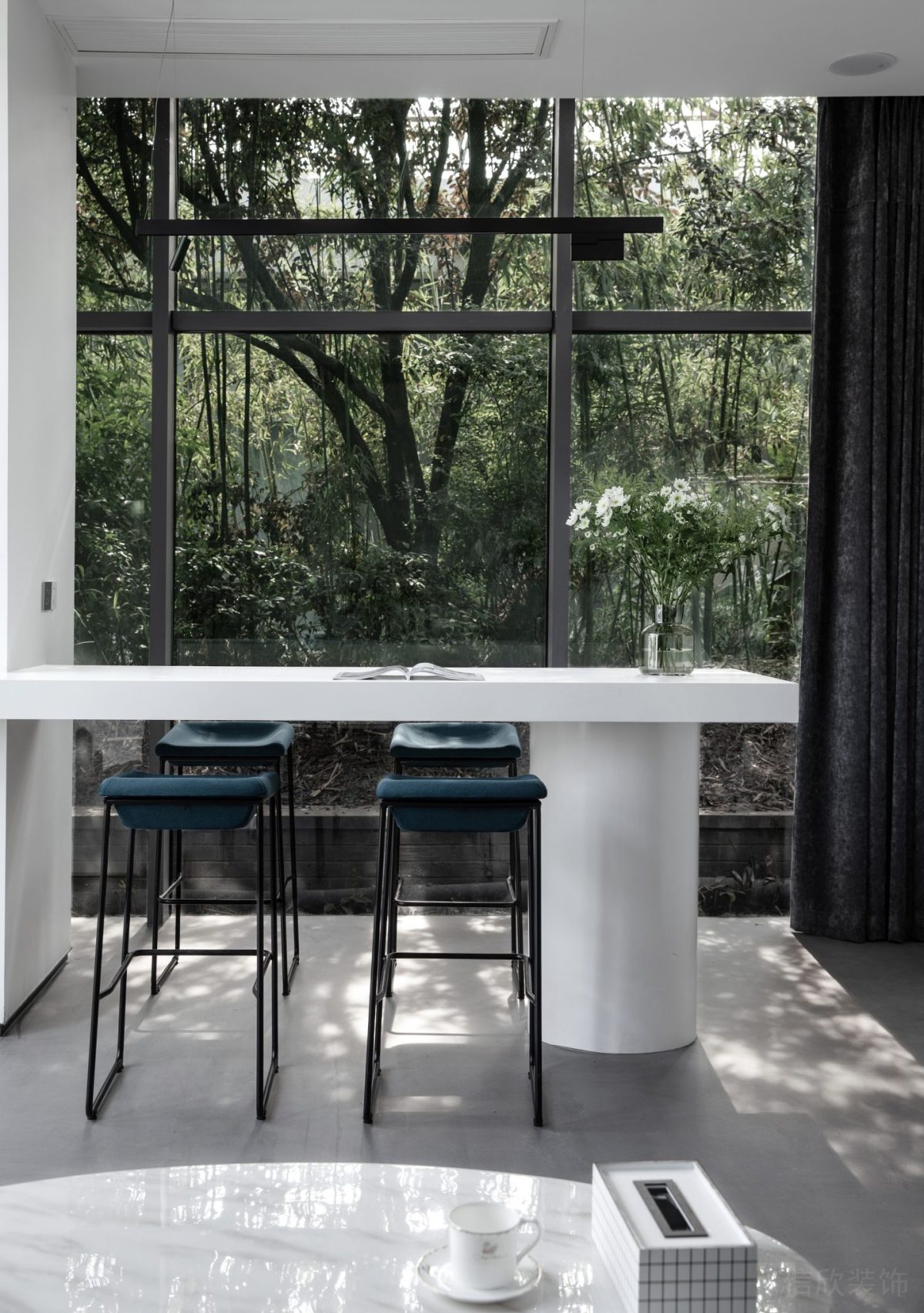 觀景辦公室裝修高腳椅設(shè)計(jì)白色長(zhǎng)桌裝修圖效果