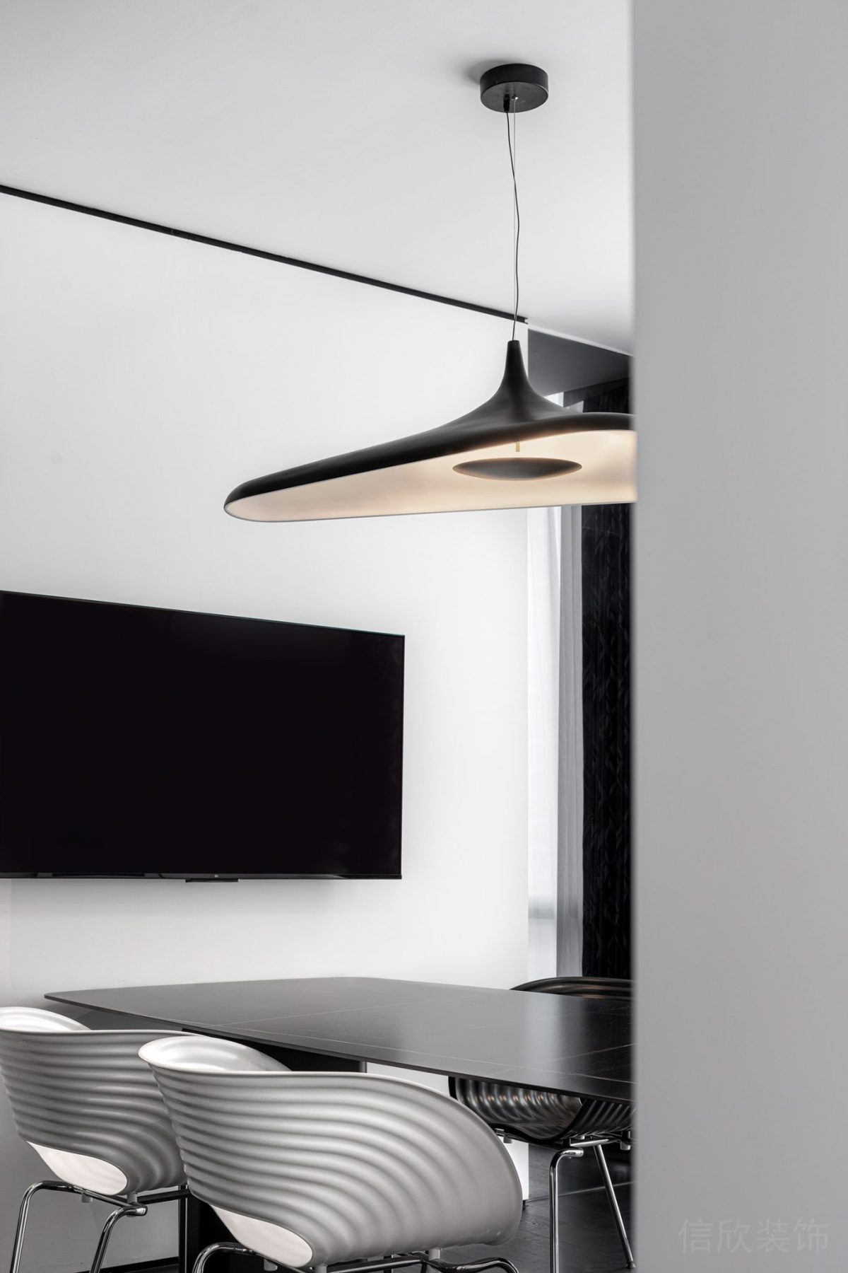 黑白色調(diào)高級(jí)簡約風(fēng)會(huì)議室弧線設(shè)計(jì)辦公室