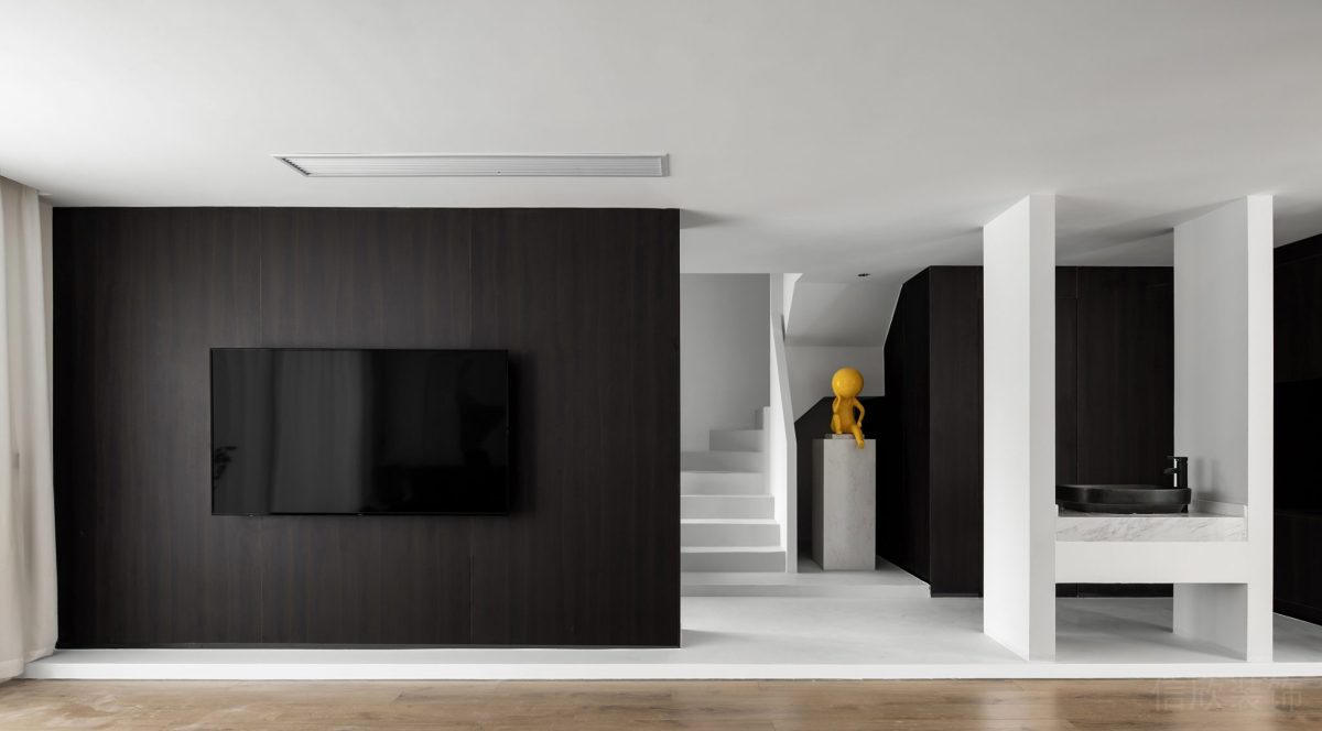 黑白色調(diào)深色木飾面墻柱鏤空效果白色設計洗手池過道