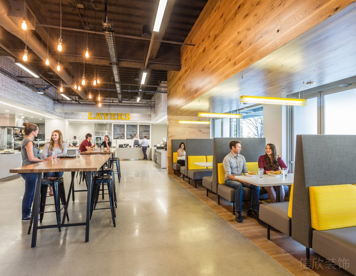 黑色工業(yè)風(fēng)天花板設(shè)計(jì)懸吊式極簡風(fēng)暖色調(diào)燈泡裝修辦公室員工休息區(qū)裝修效果圖