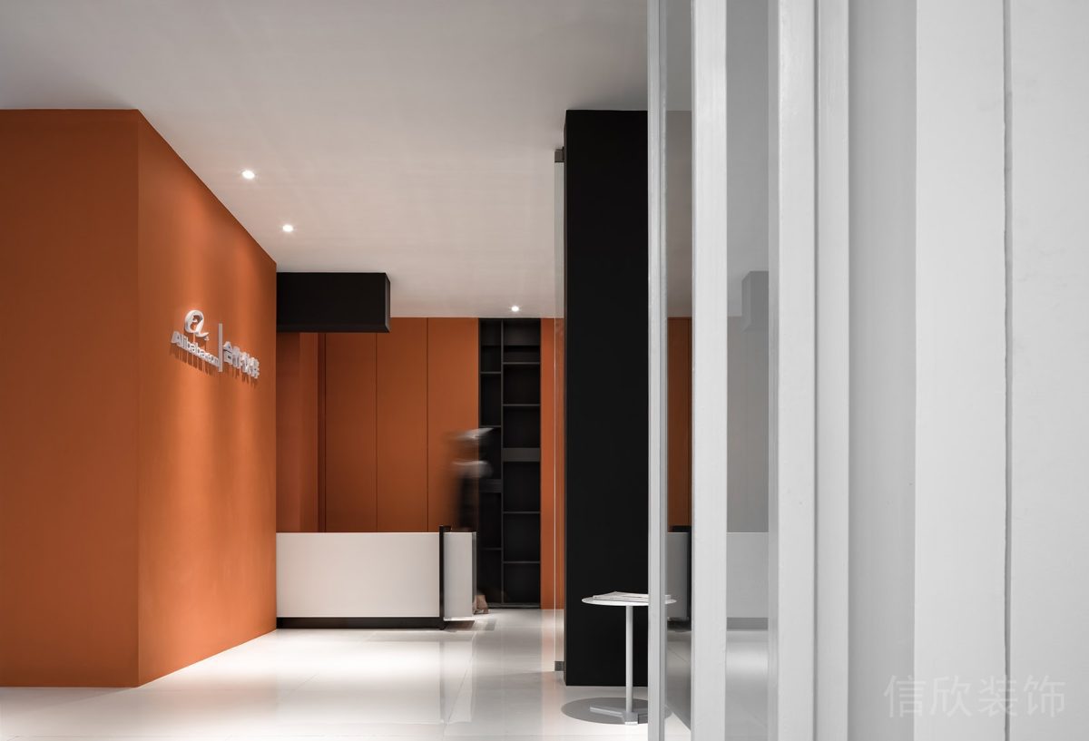 黑色支撐柱裝修白色半開放式前臺(tái)設(shè)計(jì)辦公室裝修設(shè)計(jì)