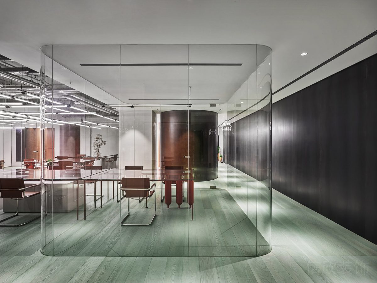 環(huán)形高透玻璃圓形弧線設(shè)計(jì)會(huì)議室裝修設(shè)計(jì)綠色實(shí)木地板