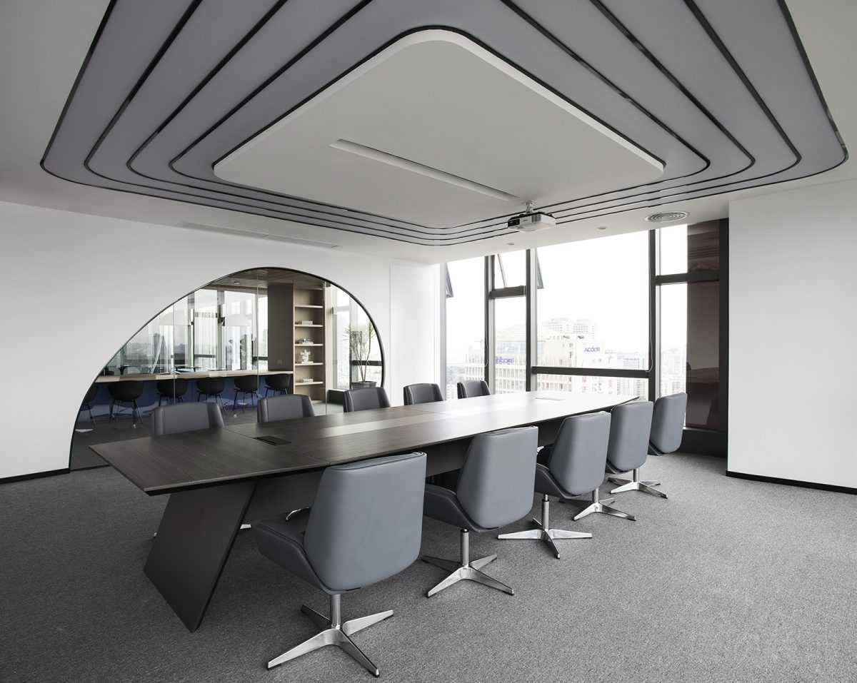 環(huán)形灰色調(diào)辦公室裝修會(huì)議室深色木飾面裝修效果拱形過(guò)道設(shè)計(jì)鏤空隔斷