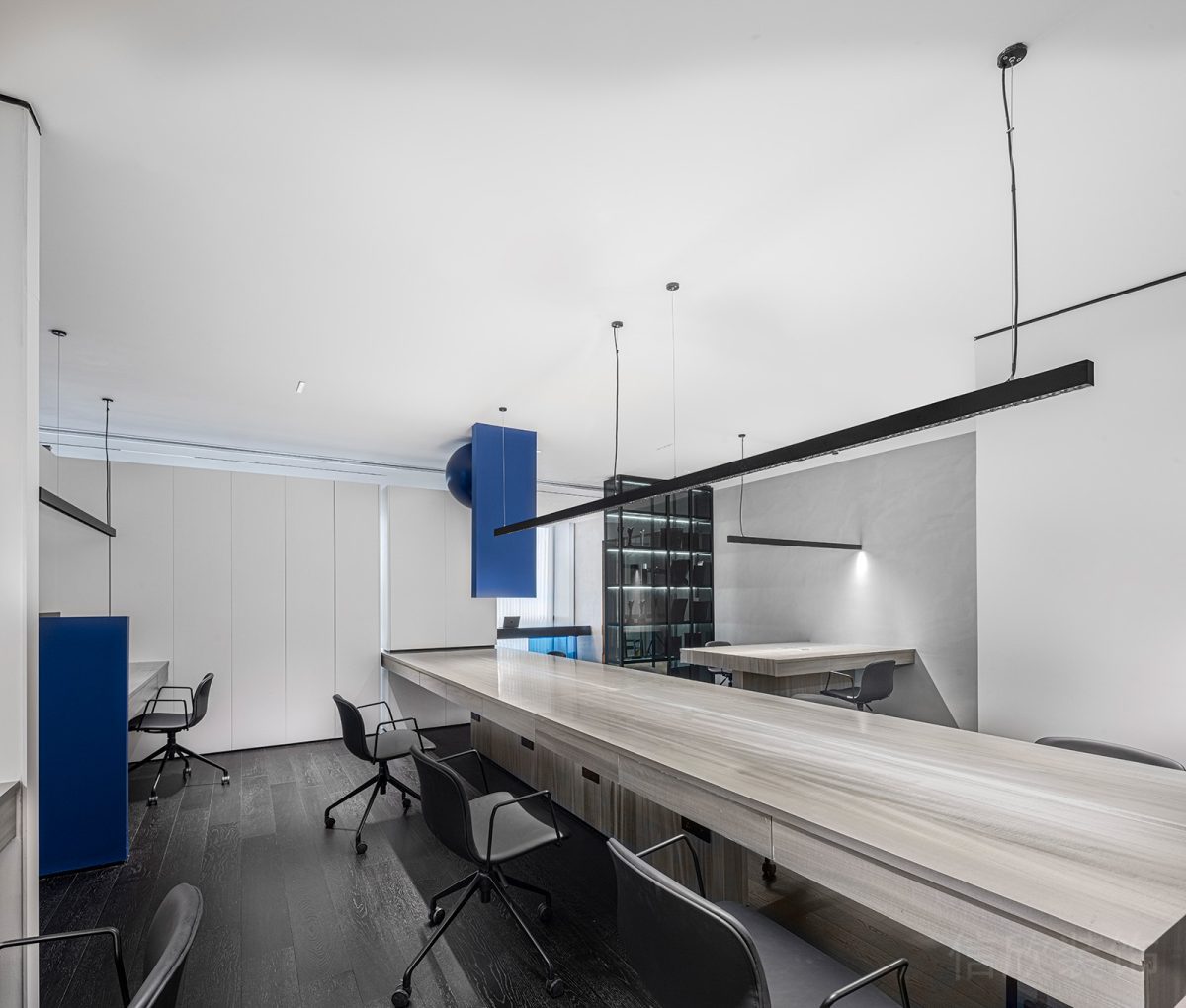 會(huì)議室木飾面光面效果天花吊頂直線式簡約工作臺(tái)效果圖