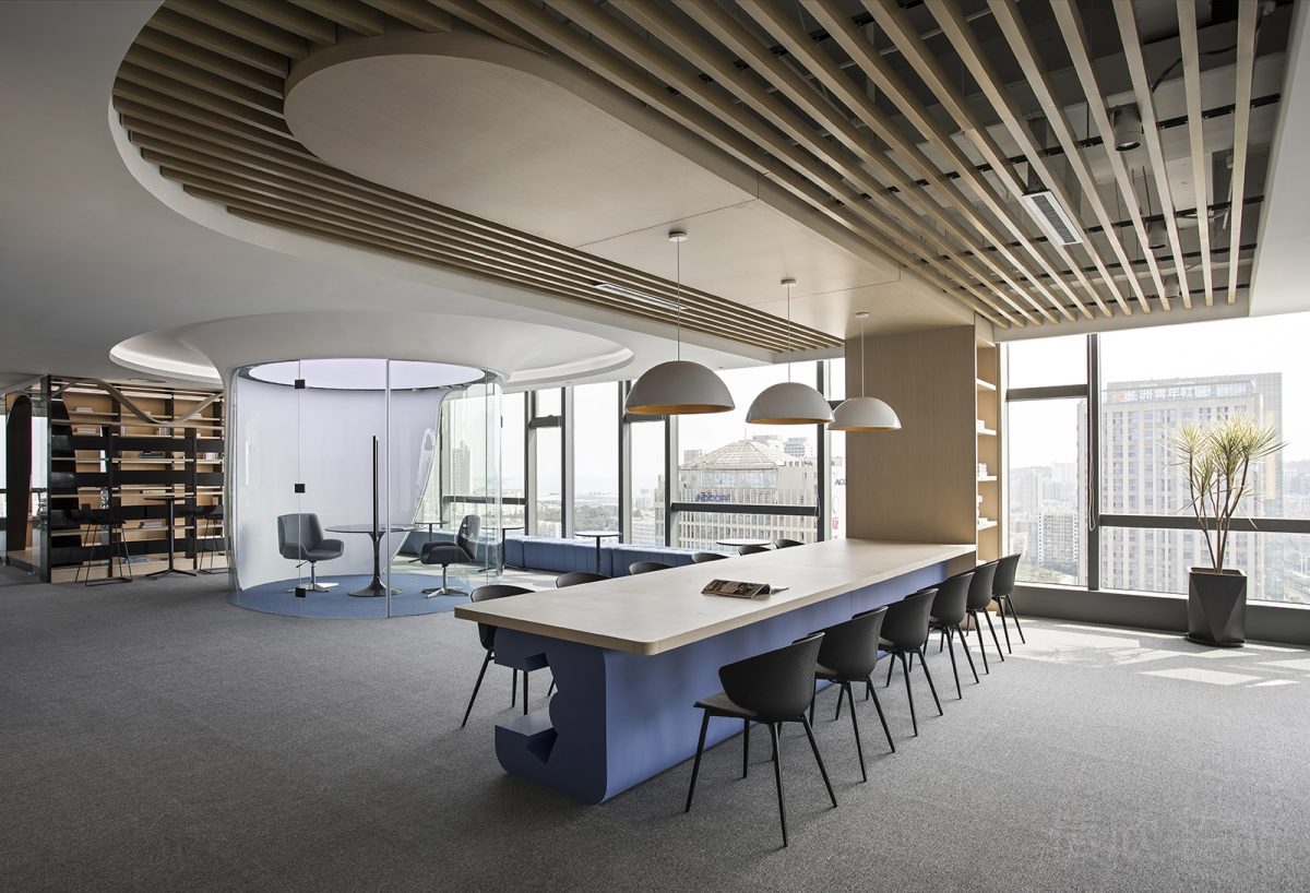 藍(lán)色幾何創(chuàng)意造型會(huì)議室設(shè)計(jì)開放式討論區(qū)辦公室設(shè)計(jì)天花環(huán)形木質(zhì)設(shè)計(jì)鏤空裝修圖