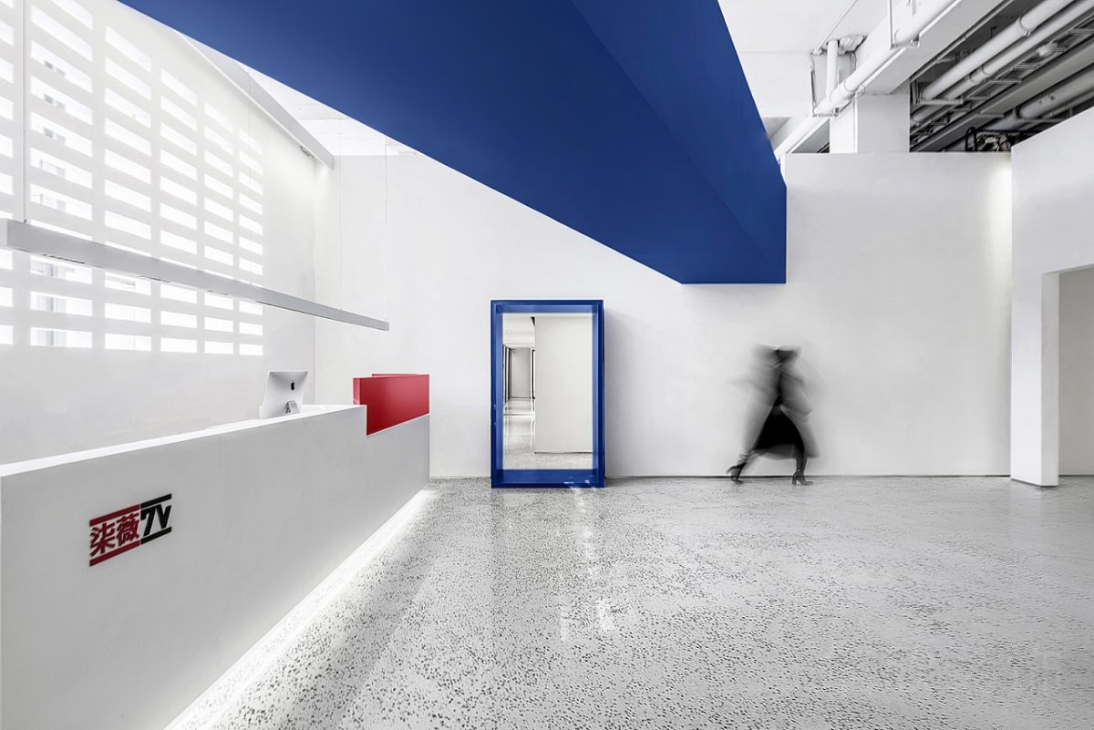 藍色直線式過道水磨石瓷磚地板直線led燈帶前臺區設計辦公室