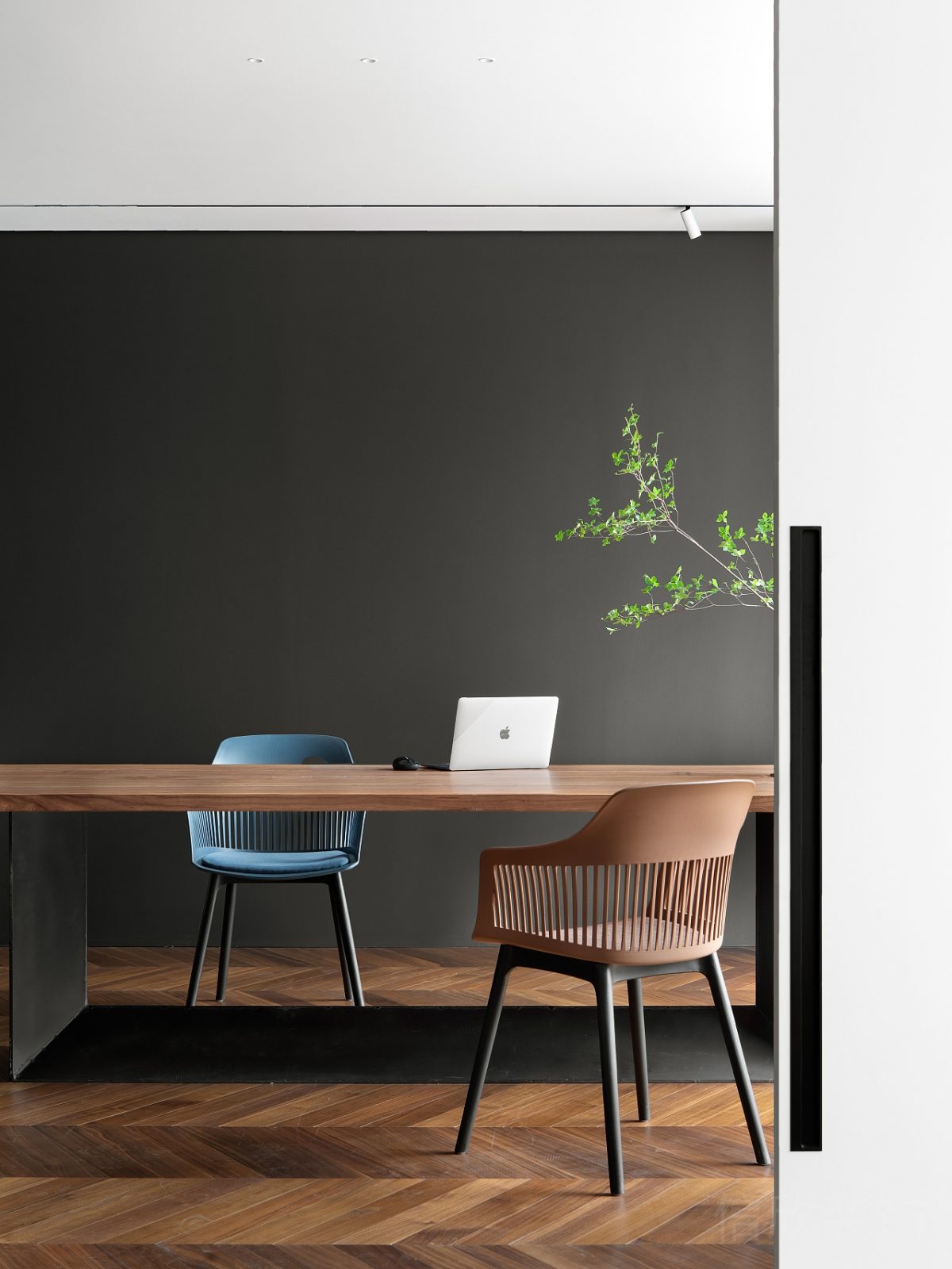 木質(zhì)中式風辦公室裝修黑色調(diào)設計墻體涂料洽談室設計