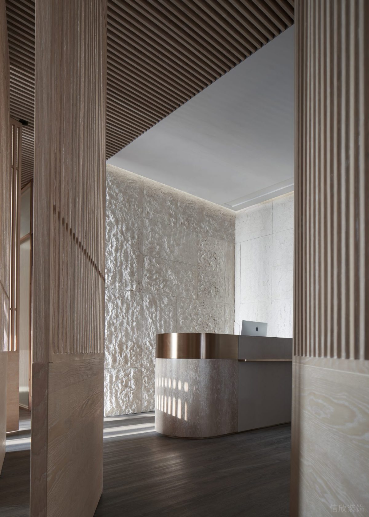 偏軸門木飾墻體隔斷效果前臺(tái)區(qū)辦公室大廳裝修石質(zhì)肌理效果圖