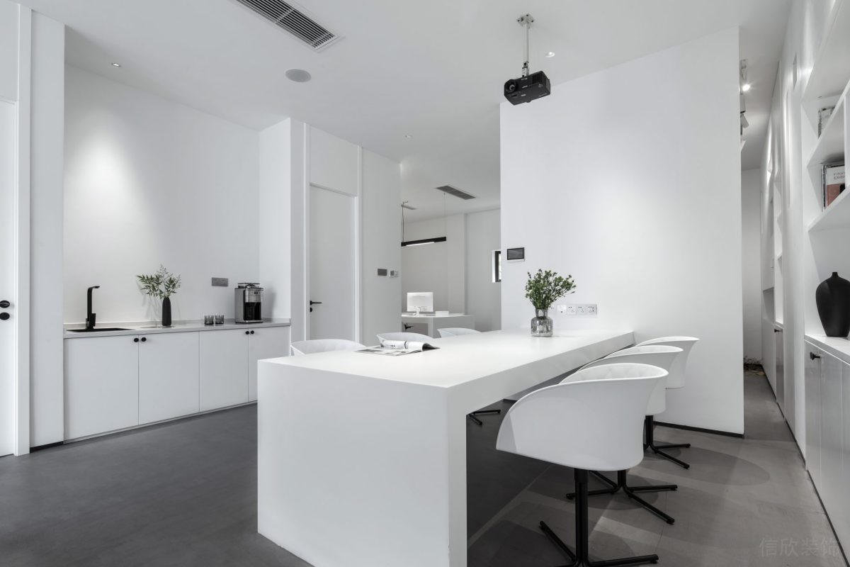 洽談區(qū)茶水間極簡風辦公室白色設計半墻儲物柜效果