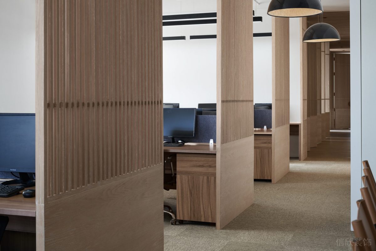 天花吊頂員工研發(fā)區(qū)域裝修設(shè)計(jì)木質(zhì)工位設(shè)計(jì)鏤空隔斷墻體設(shè)計(jì)
