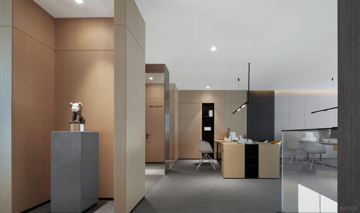 透明玻璃扶手設(shè)計原木風(fēng)門板墻壁置物柜裝修辦公室效果圖