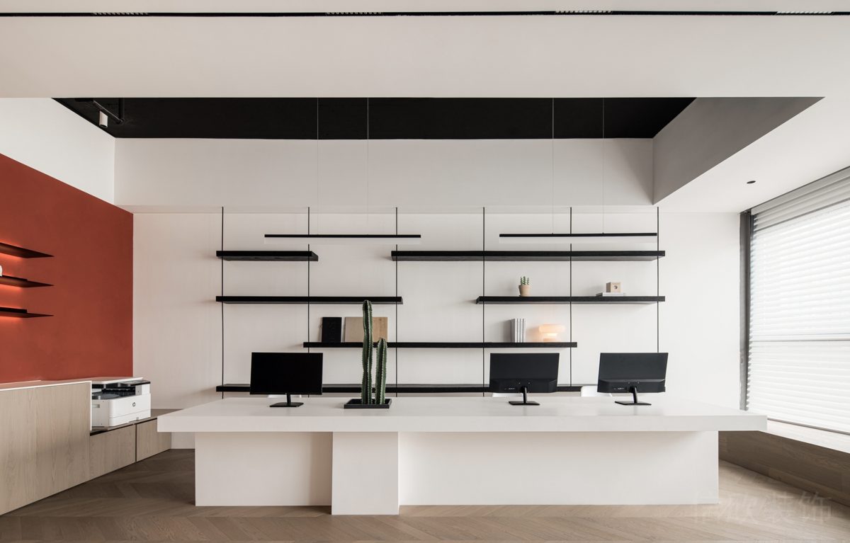 現(xiàn)代創(chuàng)意辦公室裝修設計效果簡約風墻體置物板設計黑色線條裝修