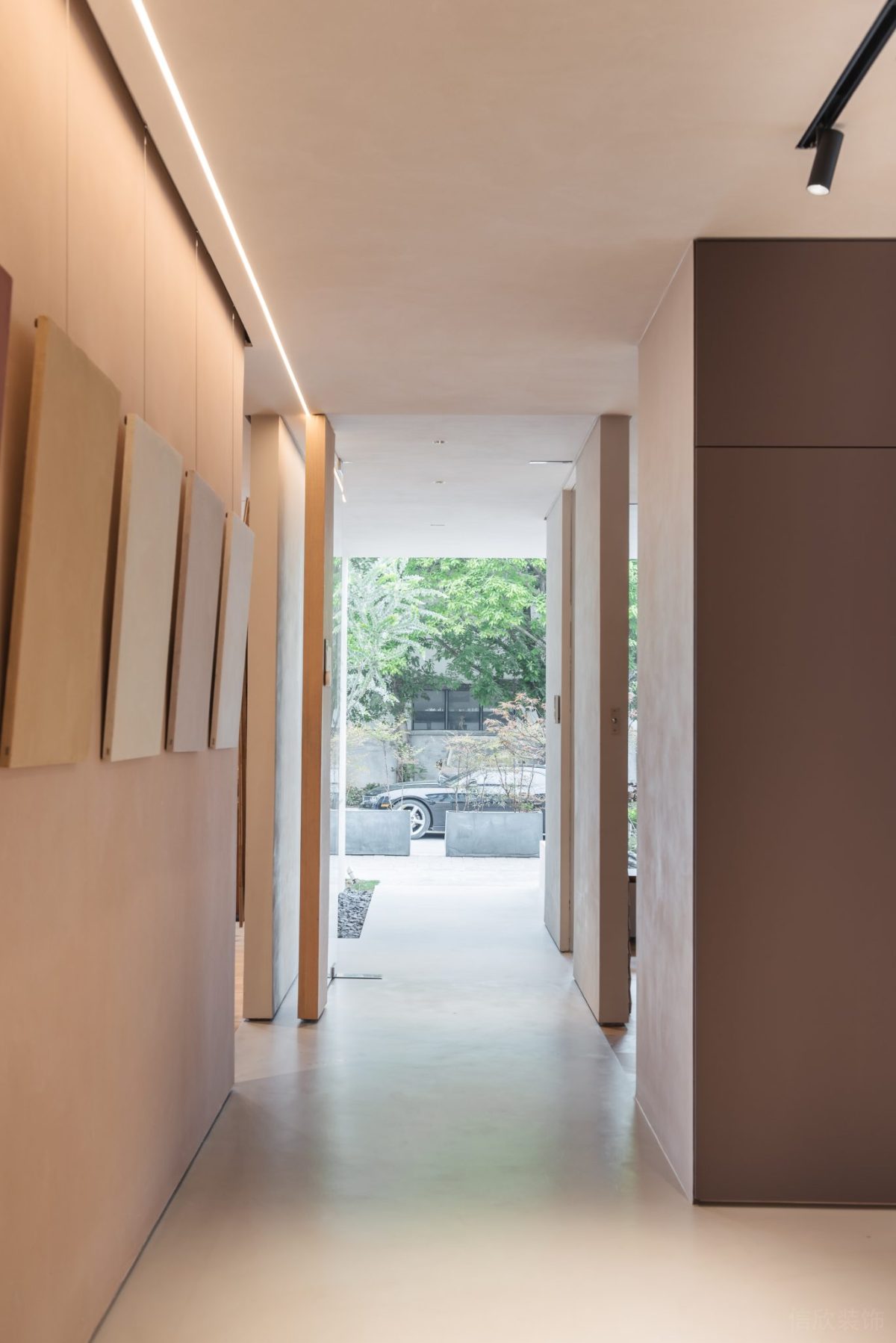 現代簡約風辦公室裝修木飾面裝飾效果射燈天花