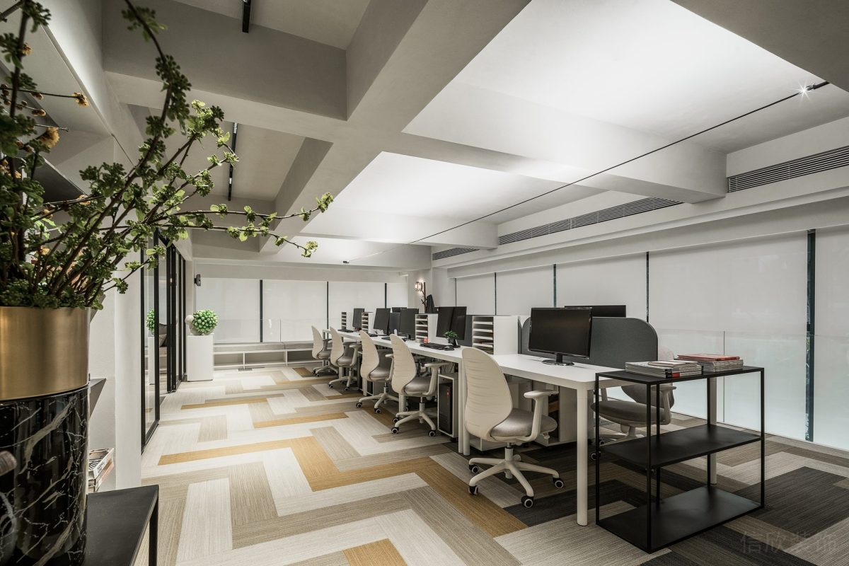 現(xiàn)代簡約風(fēng)辦公室裝修設(shè)計工位效果效果裝修金屬效果