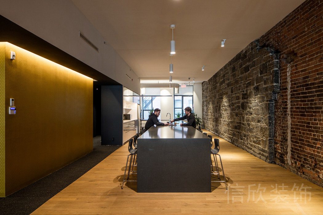 懸吊式圓柱形射燈裝修原木風(fēng)地板設(shè)計(jì)辦公室就餐區(qū)裝修設(shè)計(jì)效果圖