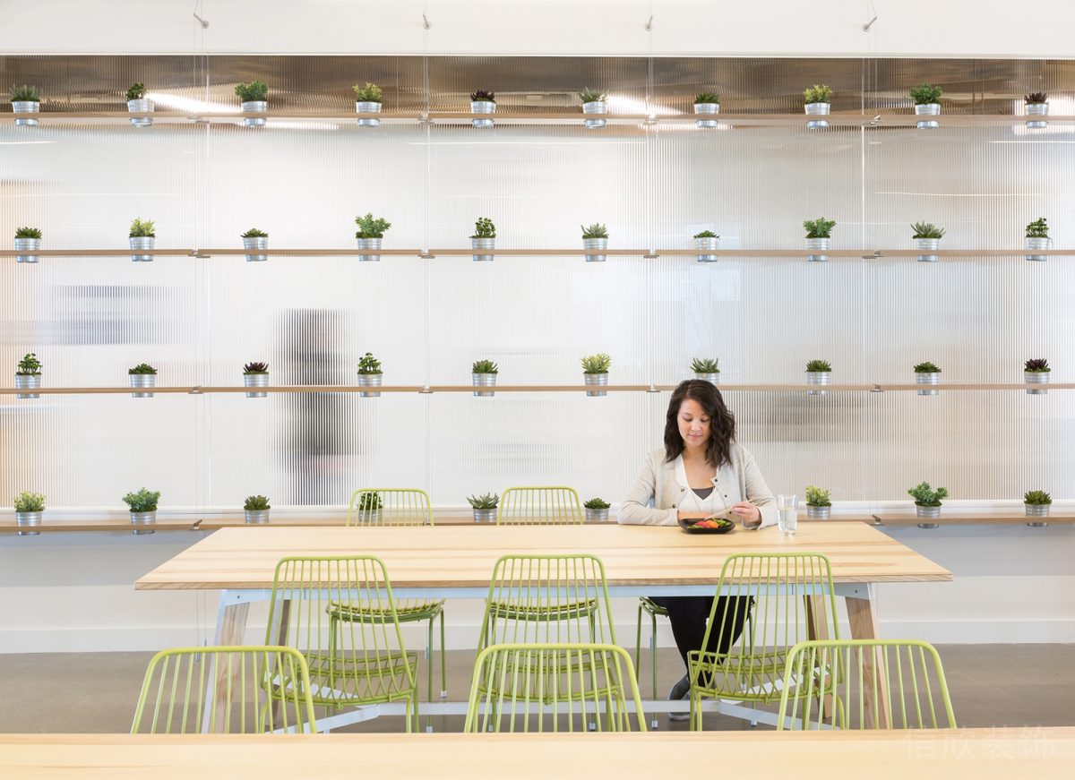 原木桌板設(shè)計壁掛式原木綠植置物柜裝修辦公室休息區(qū)裝修設(shè)計效果圖