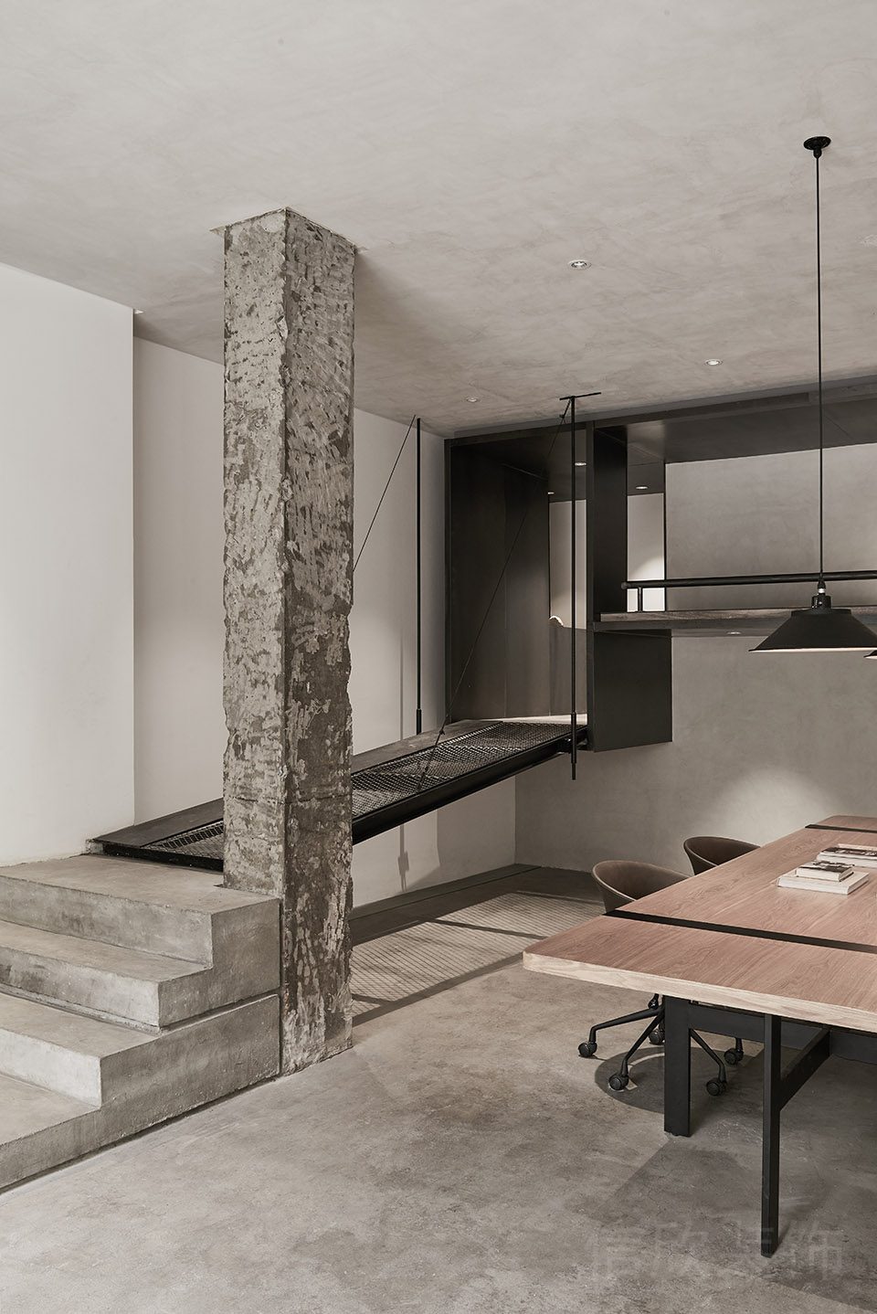 簡約工業風辦公室裝修過道設計水泥灰設計木質效果天花吊頂黑色燈飾設計辦公室