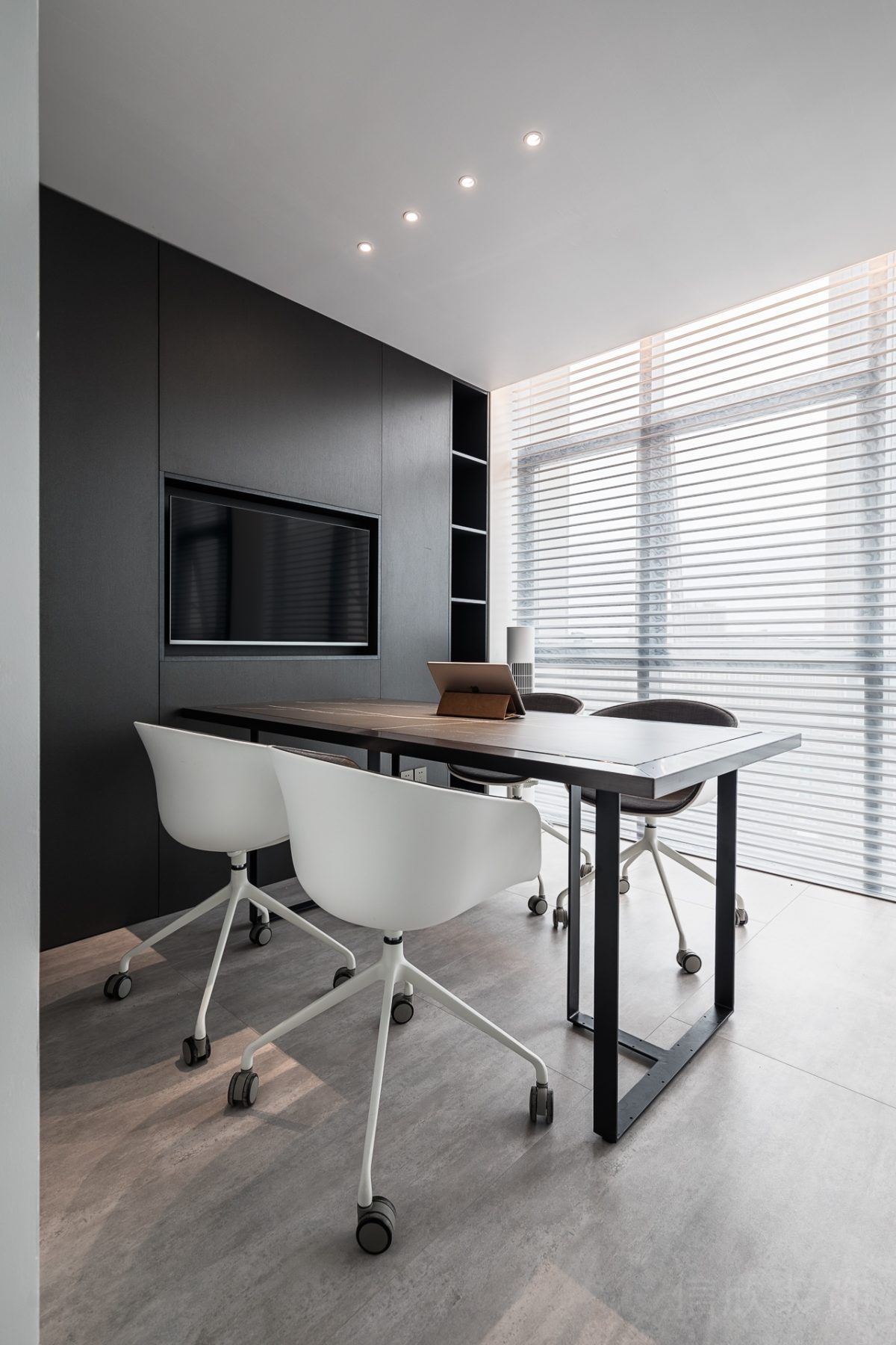 木質(zhì)工作桌會議室小型空間深圳工作室裝修現(xiàn)代簡約風(fēng)墻體內(nèi)嵌式顯示屏效果