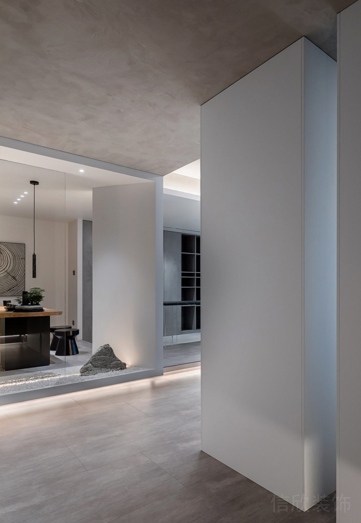 木質(zhì)工作桌設(shè)計地臺設(shè)計過道拐角效果辦公室裝修燈帶裝飾