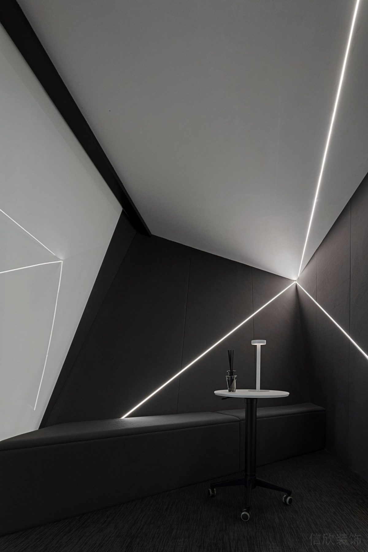 直線式燈飾設(shè)計黑白色調(diào)皮革沙發(fā)洽談室裝修效果辦公室