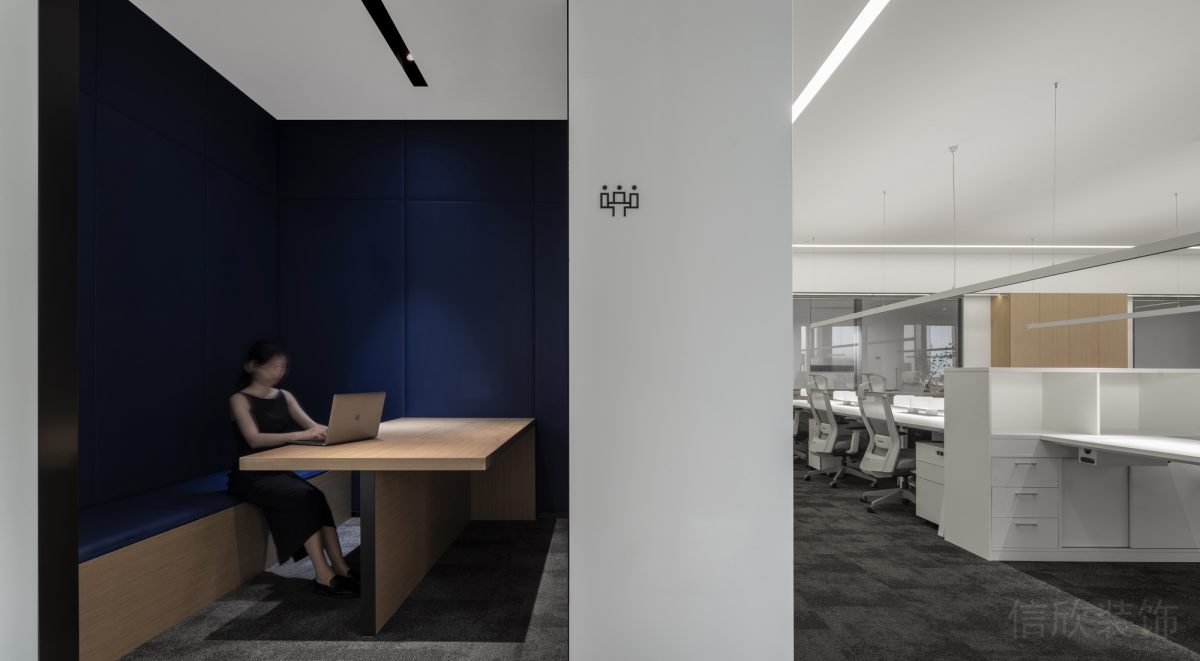 辦公室休息區(qū)藍(lán)色背景墻體隔斷半開放式休息區(qū)設(shè)計(jì)木質(zhì)效果