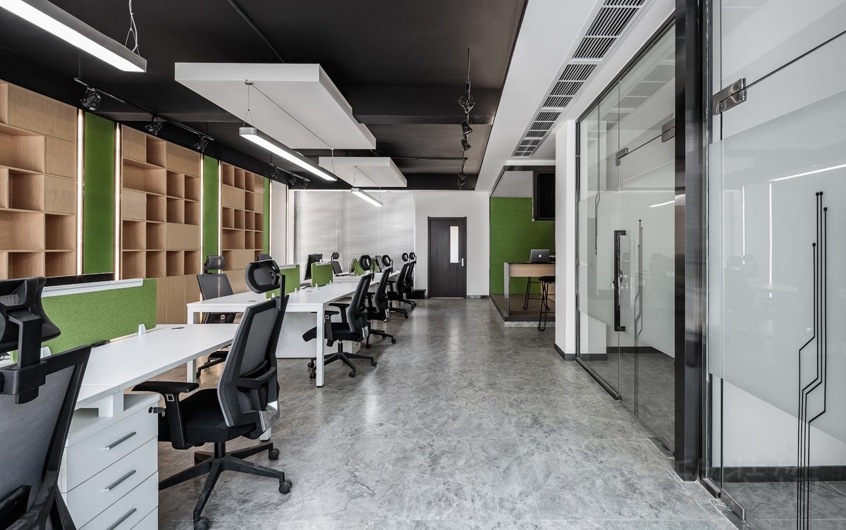 辦公室裝修設(shè)計(jì)效果過(guò)道玻璃隔斷黑色天花吊頂現(xiàn)代簡(jiǎn)約風(fēng)工作室